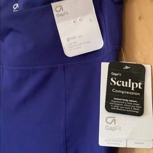 NWT Gap fit Sculpt Compression Capri large